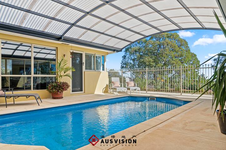 Perth Nr Airport Retreat-Heated Pool &BBQ-18 Pax