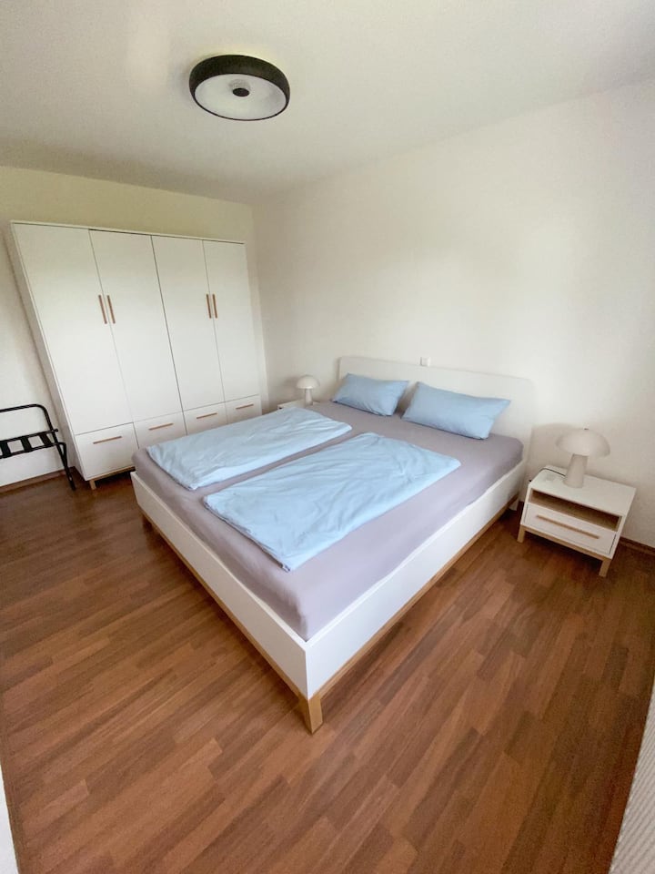 Chambre à coucher (lit bébé disponible si nécessaire)