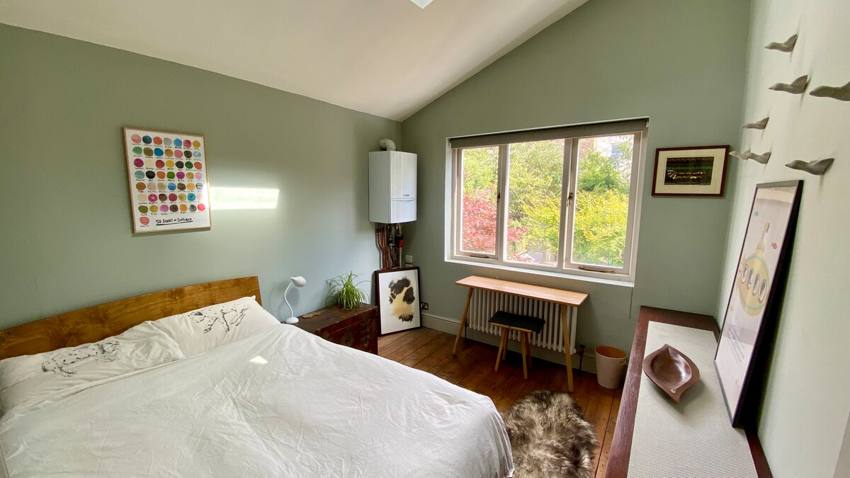 Jua kusini linaangalia chumba cha kulala mara mbili kinachoangalia bustani yenye dari kubwa, mwangaza wa anga na luva za kuzima. 