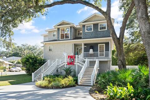Gorgeous home with pool, in the heart of St Simons