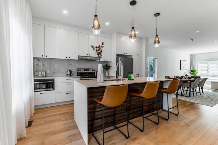 Spacious 6 Bedrooms Luxury Home gallery image 5