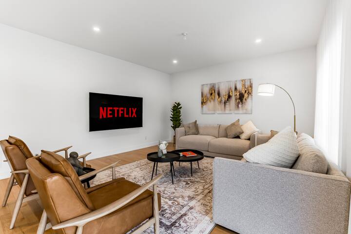 Spacious 6 Bedrooms Luxury Home gallery image 3