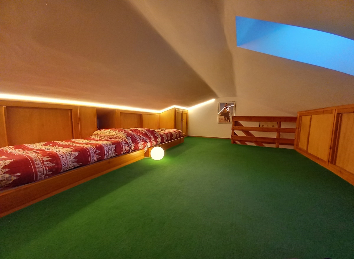 La mansarda è un luogo suggestivo che si presta ad accogliere 2 bambini o persone di bassa statura. L'altezza massima è di 150 cm, sufficiente a donare all'ambiente luminosità e grande charme.