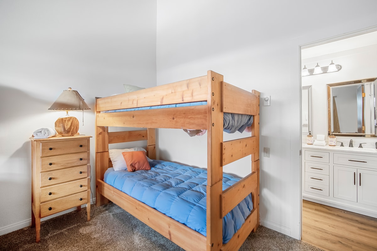 Litera con baño adjunto. 