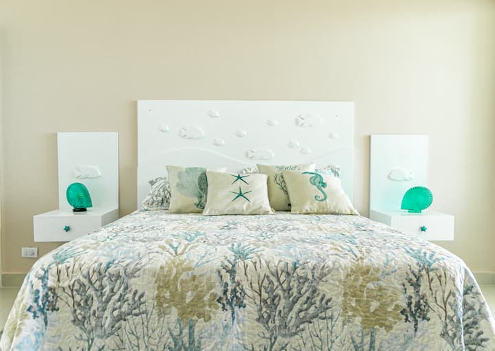 سرير بحجم كوين بأسلوب مستوحى من البحر وتفاصيل فريدة مصنوعة يدويًا.