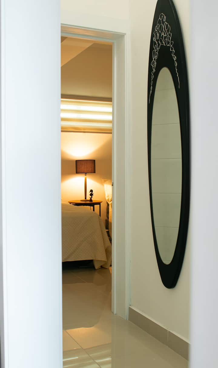 زاوية تدعوك للراحة والانفصال. يخلق دفء الضوء وتفاصيل البيئة شعورًا بالسلام المطلق، وهو مثالي لإنهاء اليوم.