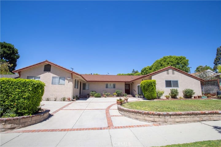 Cozy Home W/ Game Room + Hot Tub - Los Ángeles, CA