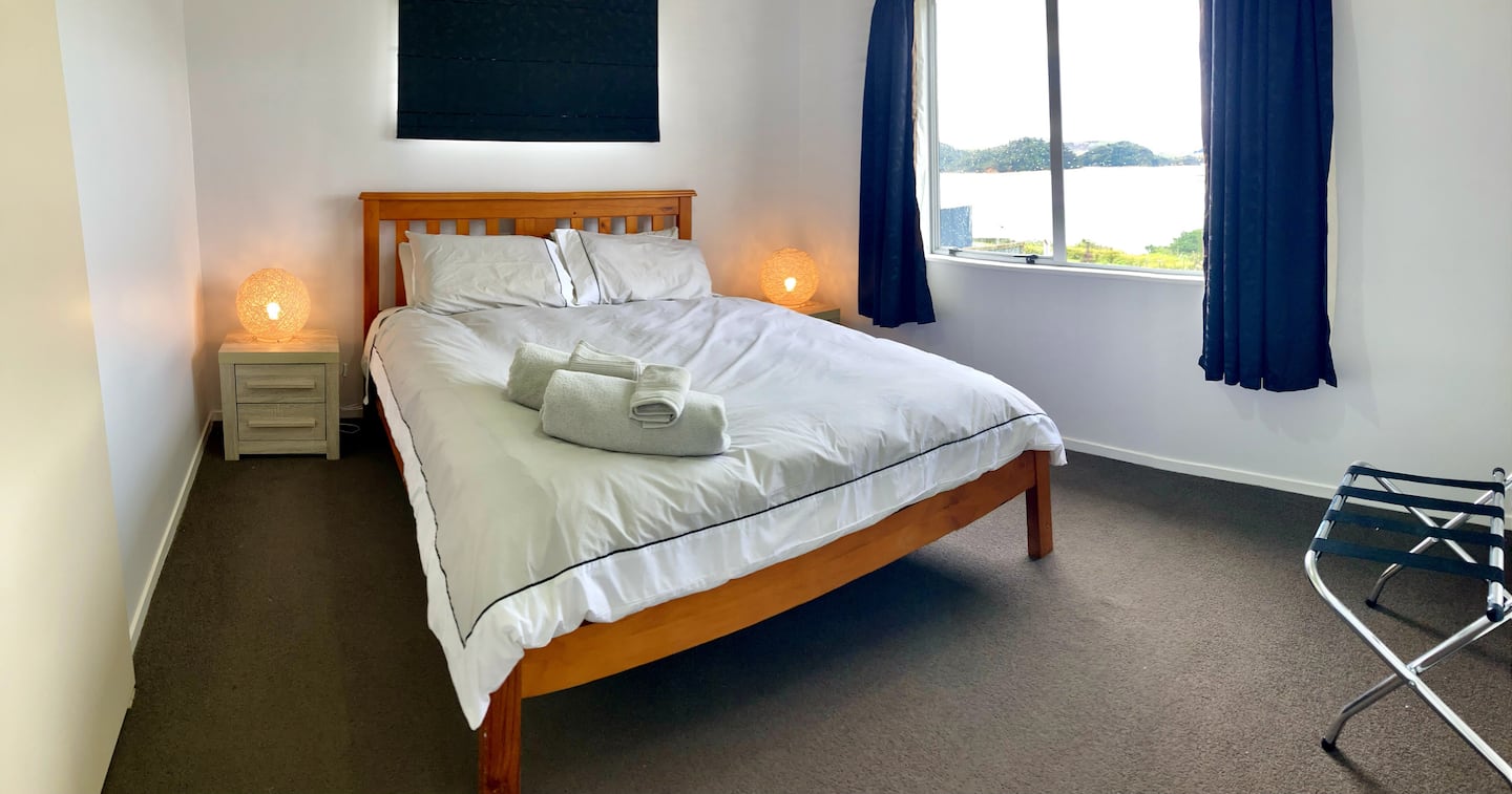 Remote Waterfront Bach Retreat 5