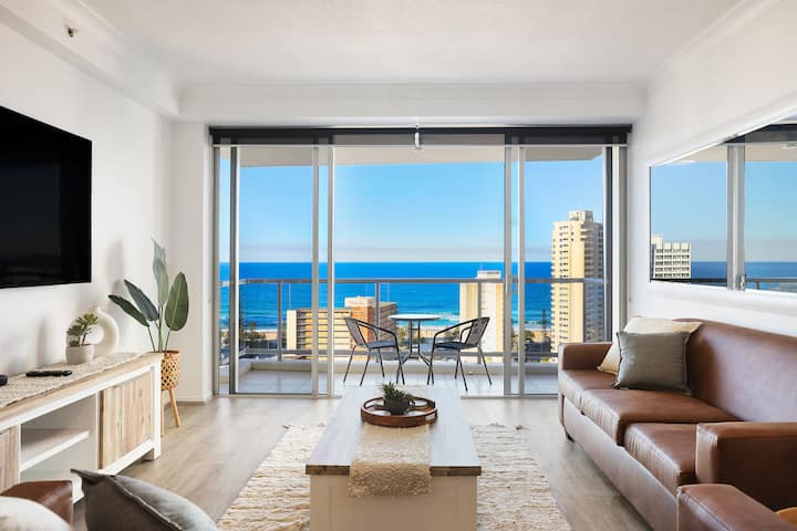 Stunning Chevron Apartment: Beach View| Pools| 2br - Surfers Paradise