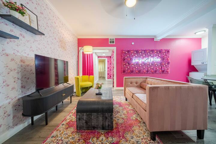 Ultimate Uptown Stay, 12 Guests-6Bedroom 4Bathroom gallery image 3