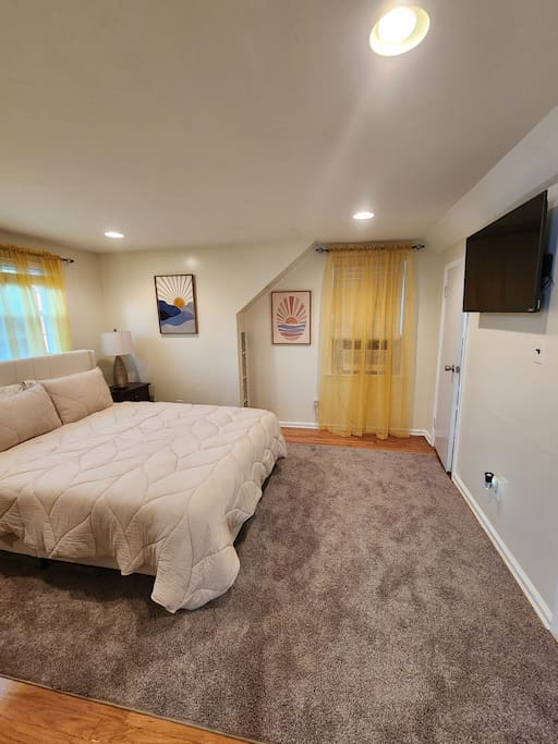 The Pent- 1 BR 2nd FL Apt., 5 min to UBS arena