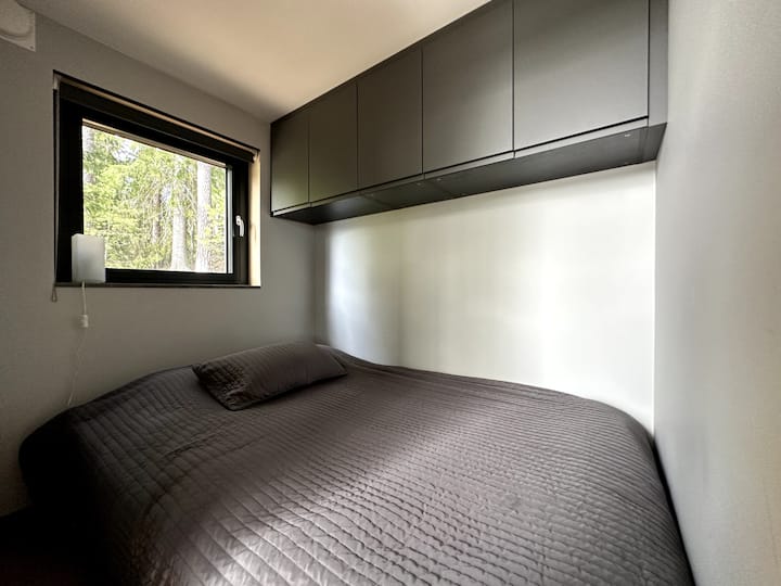 Upana wa kitanda sentimita 140. Kitanda kinaweza kukunjwa kwa ajili ya ufikiaji rahisi wa makabati ya kuhifadhi.