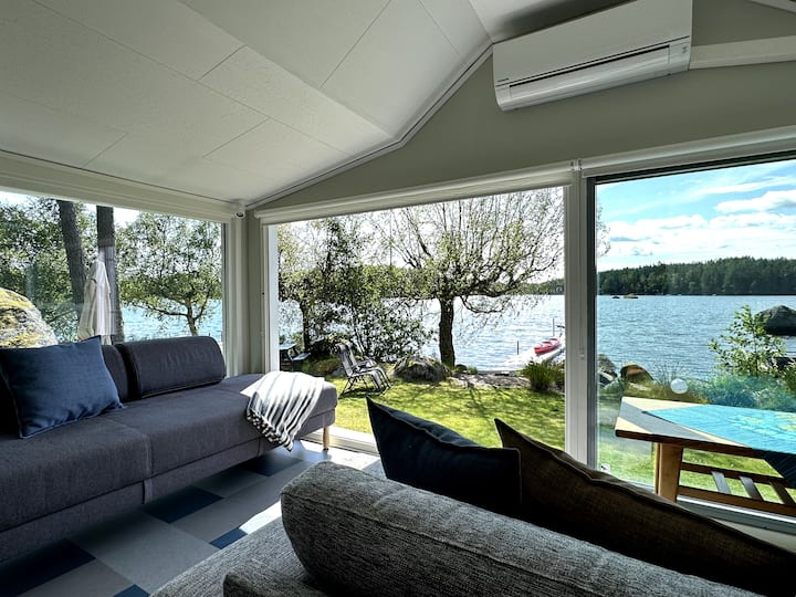 Sehemu ya kuteleza inayoweza kufunguliwa ya jengo la nyumba ambayo inaweza kufunguliwa kwa nguvu kidogo. 