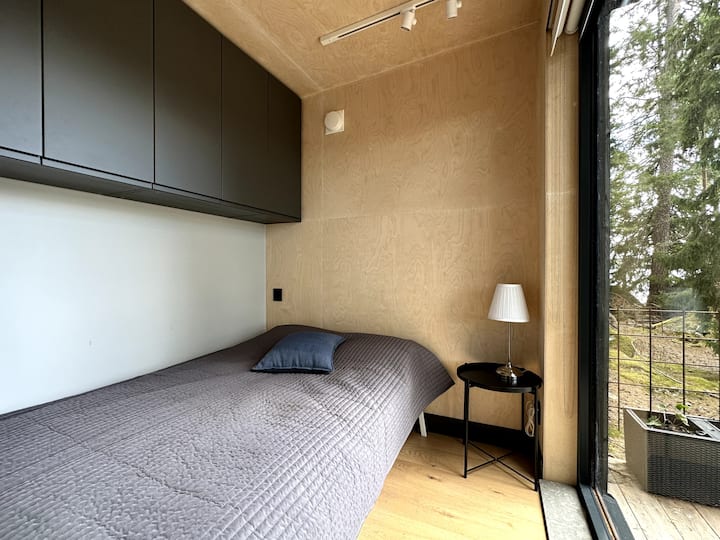 Upana wa kitanda sentimita 140. Kitanda kinaweza kukunjwa kwa ajili ya ufikiaji rahisi wa makabati ya kuhifadhi.