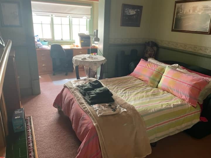 书房里有一张双人沙发床，可供额外的两位房客使用。
此房间外还有一个办公桌区域，可供任何需要使用该服务的区域。