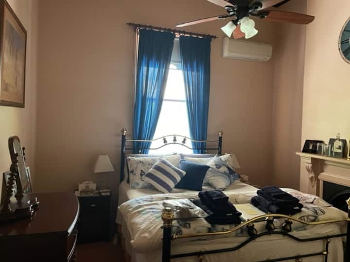 第三间卧室里有一张标准双人床。 卧室的所有百叶窗均为遮光百叶窗，因此您无需触摸或移动任何窗帘。