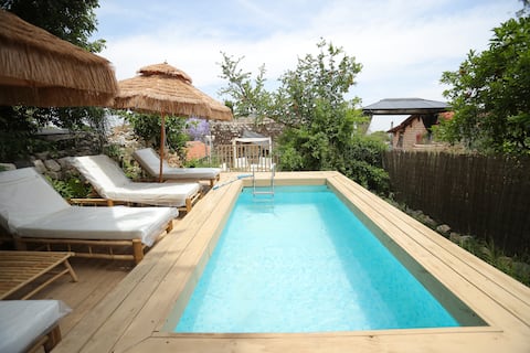 Blue Stone - Stunning Family Suite with Shared Pool