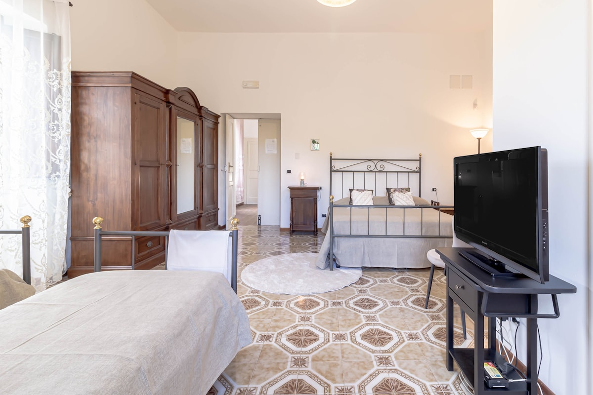 مرحبًا بك في غرفة الرمان، الأكبر في المنزل. تتمتع الغرفة بوصول مزدوج: بالنسبة لأولئك الذين يريدون ذلك، يمكن التواصل مع الغرفة الوردية. وبخلاف ذلك، فإنه يتمتع بوصول خاص من الحديقة. يمكن أن تستوعب الغرفة 4 أشخاص بشكل مريح