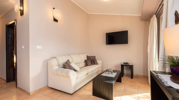 Lotus Resort Apt 12 Private Balcony Shared Pool 4* - Cres