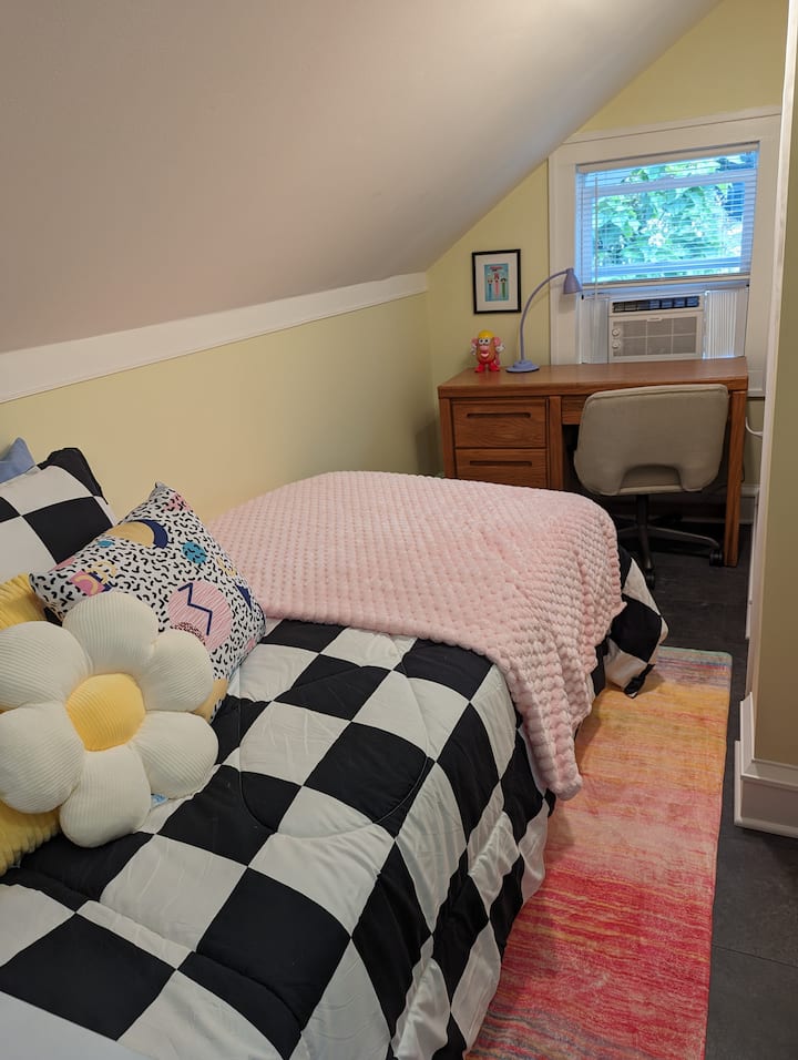 Dos camas individuales se sientan de cabeza a cabeza y la ventana da a los jardines del patio trasero. Hay un pequeño escritorio disponible para trabajar o estudiar, en un rincón tranquilo del departamento.