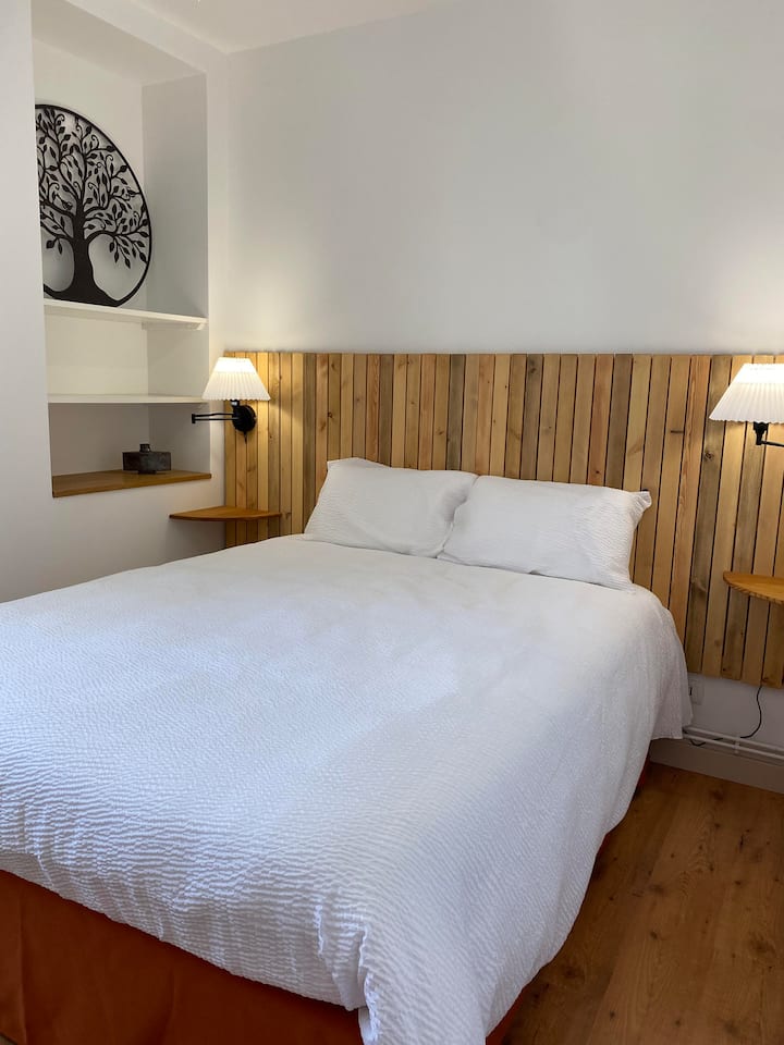 საწოლი 160x200 სმ სასტუმროს ხარისხისა და სათავსოების კარადა