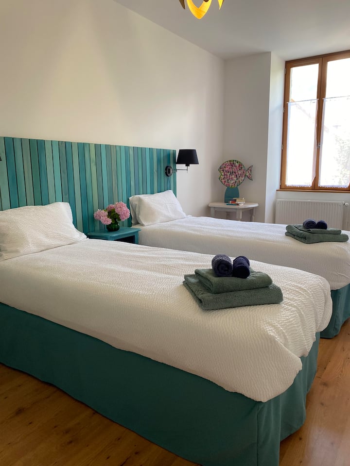 ორადგილიანი ერთადგილიანი საწოლი 180x200 სმ-ში დასაძინებლად. Სასტუმროს ხარისხიანი თეთრეული. სათავსო კარადა.
