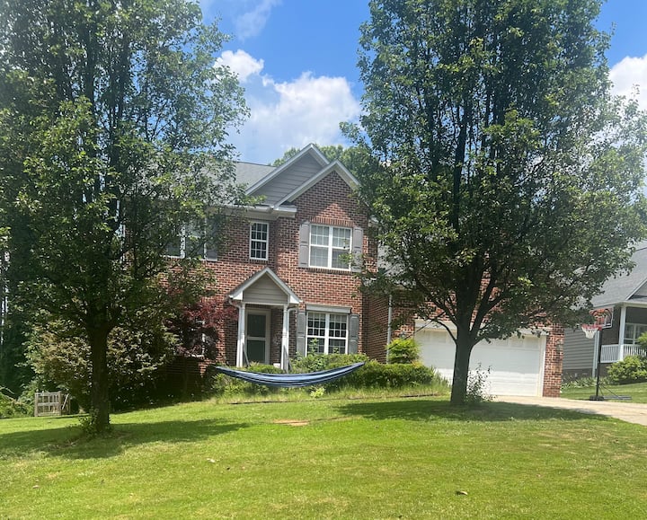 Incredible Location 4 Bdm (Onlyjan 1-july 31 2025) - Greensboro, NC