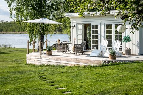 Lake cottage with Jetty & Jacuzzi