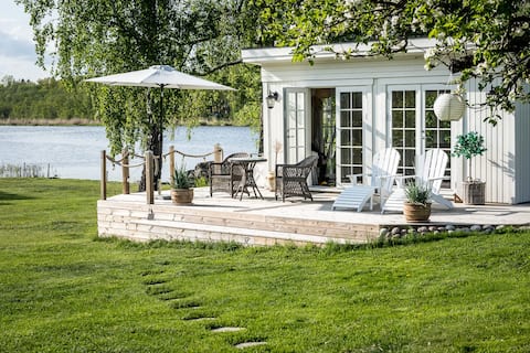 Lake cottage with Jetty & Jacuzzi