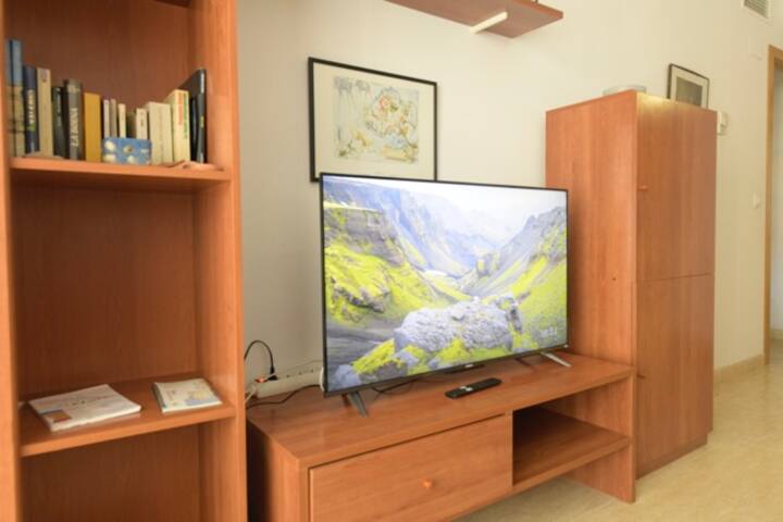 Dhomë ndenjjeje e pajisur me SMART TV.