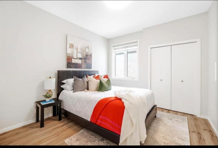 Bright Modern Home - Winnipeg