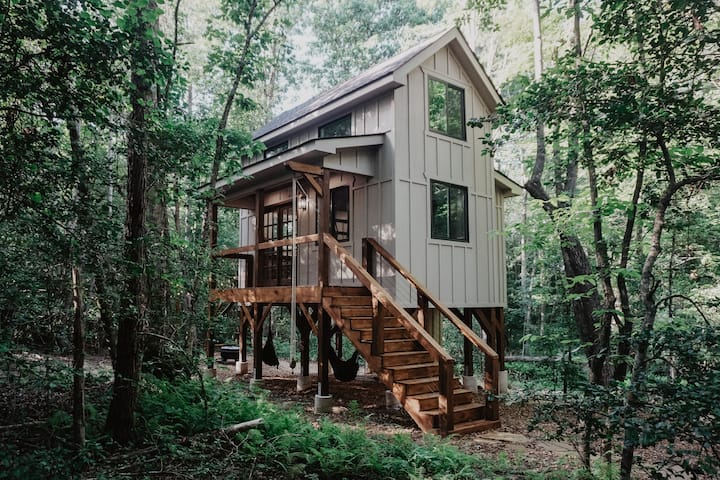 Treehouse w/ Hot Tub Near Fall Creek Falls