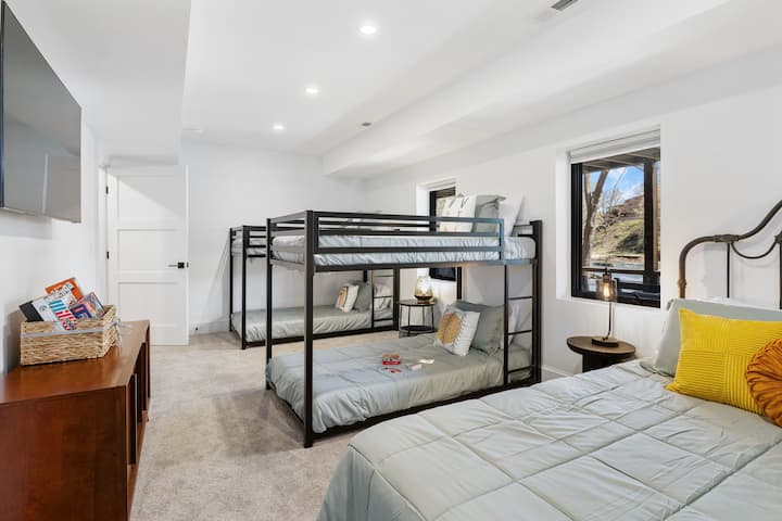 Двуетажна стая в мазето с място за спане за 6 души - включва две двуетажни легла и едно двойно легло!