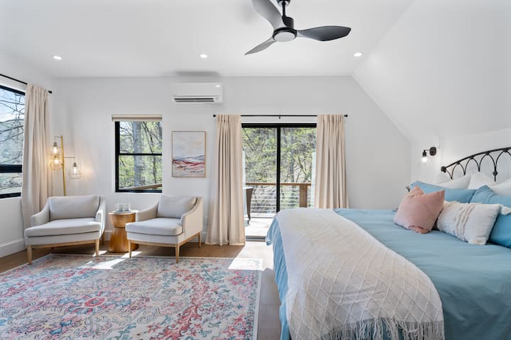 Главен апартамент с лофт зона с изглед към основната жилищна зона!