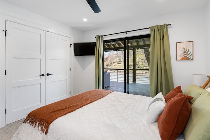 Спалня на основното ниво с телевизор и гардеробна стая!