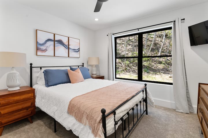 Спалня на основното ниво с двойно легло и телевизор!