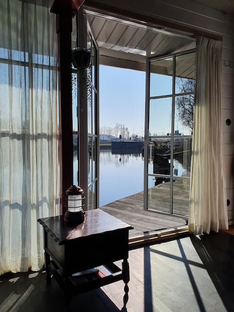 Waterfront / Lots of Privacy / Free Parking!