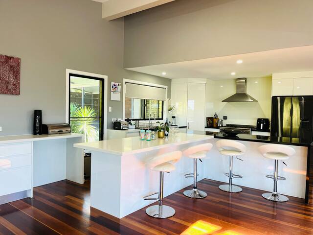 tropical retreat style home gallery image 3