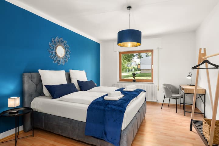 מיטה זוגית איכותית ופינת עבודה