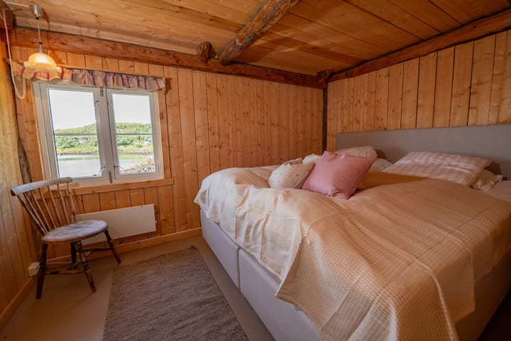 Dormitorio 3: cama doble de 180 cm de ancho.
Segundo piso