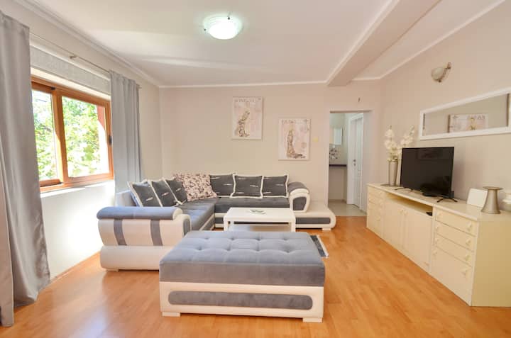 Dada 2 - One Bedroom Apart. With Garden An Balcony - Kotor
