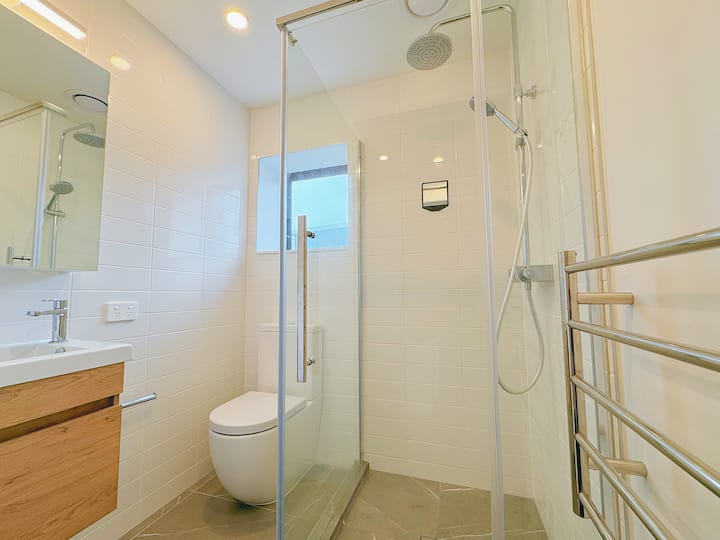 Full bathroom 1 image 2