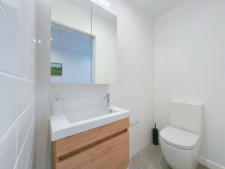 Full bathroom 2 image 1