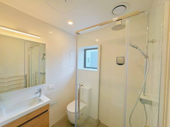 Full bathroom 1 image 3