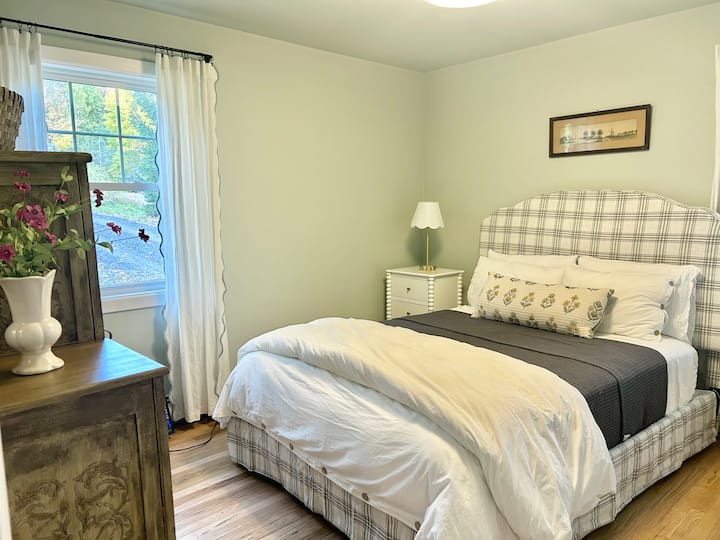 Ndihu si në shtëpi në dhomën e dytë të gjumit në katin e parë.  Kjo dhomë ka gjithashtu një armaturë për të varur rrobat.   