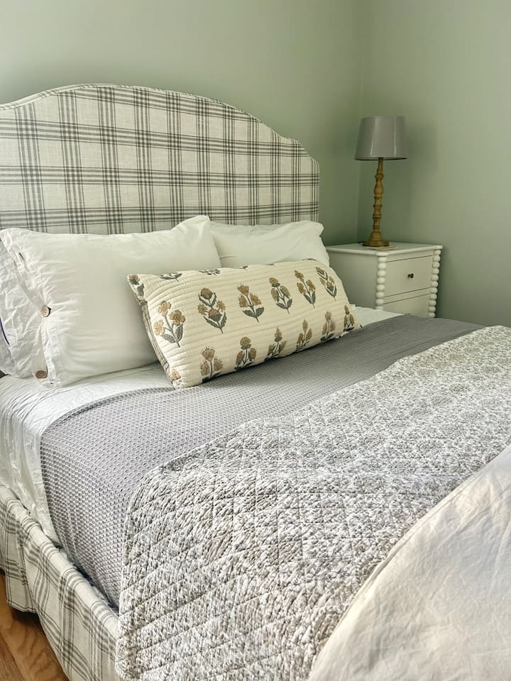 Rehatia dhe sharmi janë atmosfera për këtë dhomë gjumi.  E pajisur me një krevat dopio "queen" dhe komodinë/armaturë.  