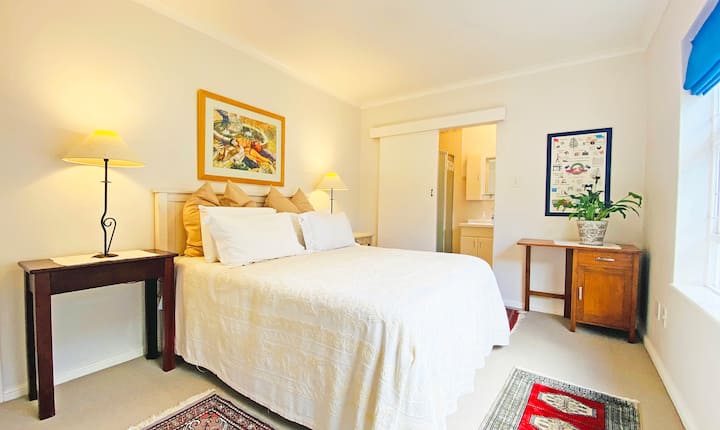 Camera 1:   Ampia camera da letto con letto matrimoniale e bagno privato in camera con doccia. 