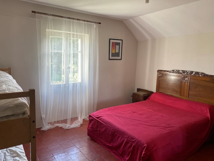 חדר שינה הממוקם בצפון עם מיטה זוגית בגודל 140 ס"מ ושתי מיטות קומותיים בגודל 90 ס"מ.