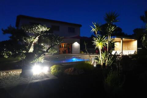 Modern villa, 8 pers, heated pool, jacuzzi