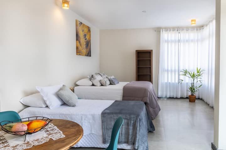 Удобна и светла соба, идеална за најмногу три лица, со минималистичка декорација и детали кои носат топлина. Совршено место за опуштање и одмор по денот исполнет со авантури во Сера до Чипо.